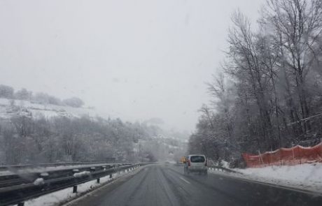 FOTO in VIDEO: Sneg se ponekod oprijema cestišča, vozite previdno