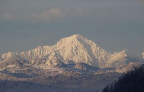Gorska reševalna služba: V včerajšnjih snežnih plazovih prva naveza žrtev razmer, druga alpinista kljub nesreči nadaljevala z vzponom