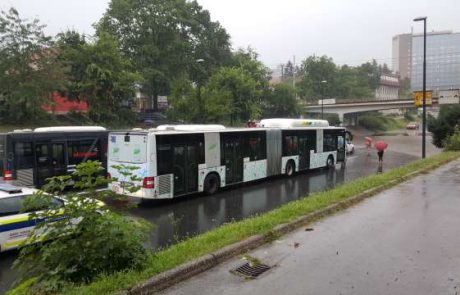 Dež v Ljubljani povzroča veliko težav, poplavljene številne ceste