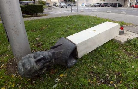 KARMA: Zrušil spomenik partizanskemu heroju in pristal v bolnišnici