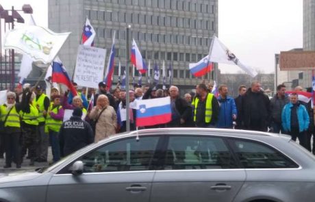 V Ljubljani, Mariboru in še nekaterih drugih krajih so se opoldne zbrale skupine protestnikov na protivladnih shodih