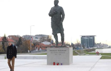 Nepridipravi Tuđmanov spomenik v Zagrebu obmetavali z jajci
