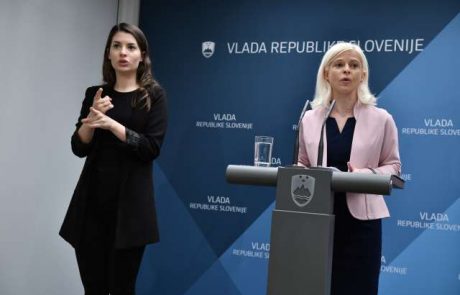 Vlada začela postopek za umestitev slovenskega znakovnega jezika v ustavo
