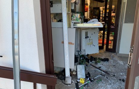 V Senožečah razstrelili bankomat