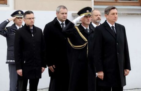 Državni vrh dan spomina na mrtve zaznamoval s polaganjem venca k spomeniku žrtvam vseh vojn v Ljubljani