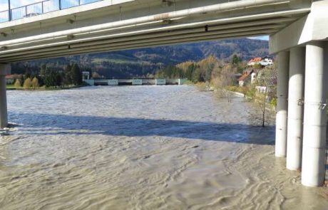 Ponekod po Sloveniji že prihaja do razlivanja rek