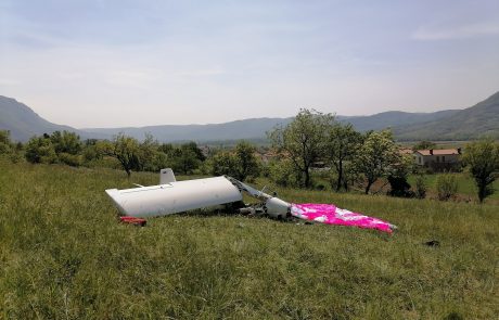 Pri Ajdovščini trčila ultralahko letalo in jadralni padalec
