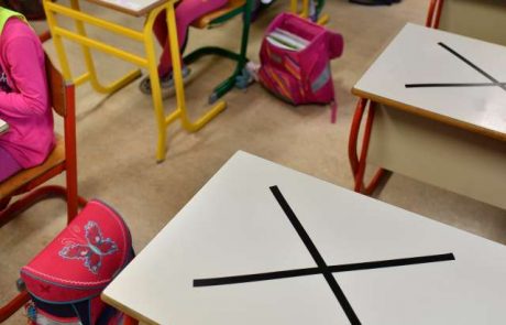 Na Poljskem najmlajši učenci znova v šolskih klopeh: starši zaskrbljeni, da se otroci v šole vračajo prezgodaj