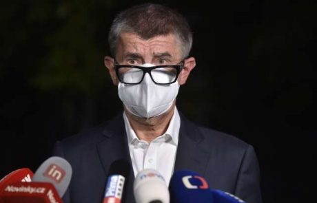 Češki premier Babiš zaradi spornega obiska nogometne tekme odslovil svojega svetovalca za koronsko krizo