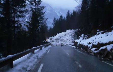 Zaradi snežnega plazu zaprta cesta Bovec-Trenta