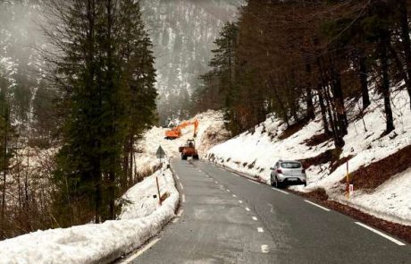 Zaradi grozečih snežnih plazov ceste na Bovškem ponovno zaprte
