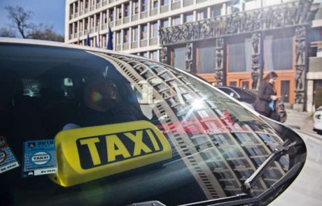 Taksisti od vlade z opozorilnimi aktivnostmi še naprej zahtevajo spremembo odloka