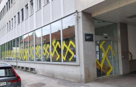 Neznanci so svoje nestrinjanjem z ministrstvom Vaska Simonitija izrazili s kljukastimi križi na fasadi