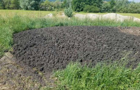 Zaradi suma nezakonitega odlaganja komunalnega blata ovadenih devet oseb