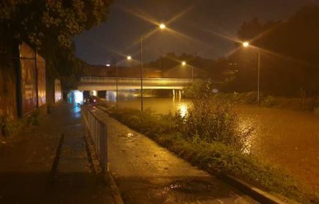Nora povodenj v Ljubljani: Poplavljene ceste, trgovine, bolnišnice, gledališča, gasilci še vedno na terenu