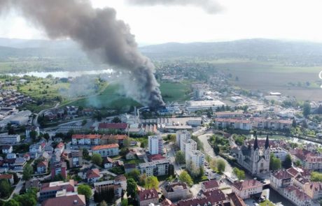 V UKC Ljubljana umrl poškodovani v eksploziji v kočevskem Melaminu, eden še v kritičnem stanju