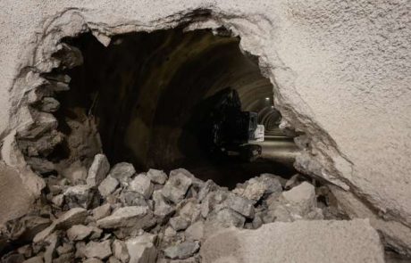 Na trasi 2. tira naleteli na novo presenečenje: Delavci odkrili ogromno kraško jamo