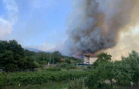 Požar pod Socerbom še ni pogašen, a razmere pod nadzorom