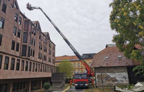 Huda ura v Ljubljani in na Gorenjskem: Veter odkril številne strehe in podiral drevesa, več ljudi poškodovanih