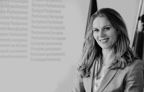 Umrla vodja pisarne Evropskega parlamenta v Sloveniji Manja Toplak