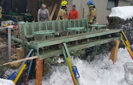 FOTO: Na delavca padla stiskalnica, ujetega rešili gasilci
