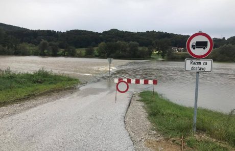 Zaradi obilnega deževja nekaj težav v prometu