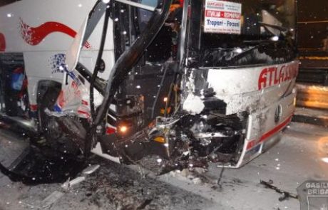 FOTO: Na štajerski avtocesti trčila avtobus in tovornjak