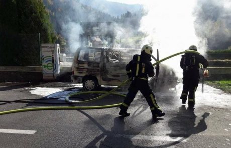 FOTO: Ognjeni zublji popolnoma uničili vozilo, posredovalo več gasilcev