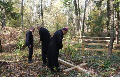 FOTO: Neznanci onečastili grobišča pri pokopališču Dobrava v Mariboru