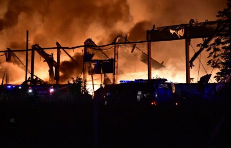 FOTO in VIDEO: Hud požar v industrijski coni, na delu številni gasilci