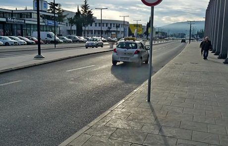 Moška na skuterju sta ji ukradla torbico