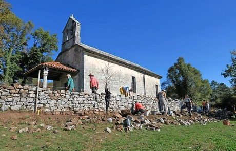 Zid je spet lepa obroba cerkvice svete Helene