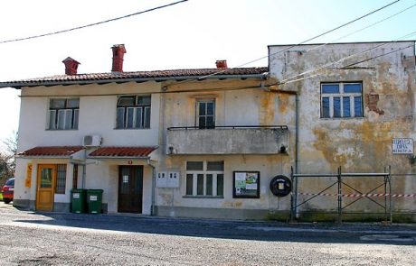 Občina bi šolo najprej prodala, sedaj pa jo kupuje