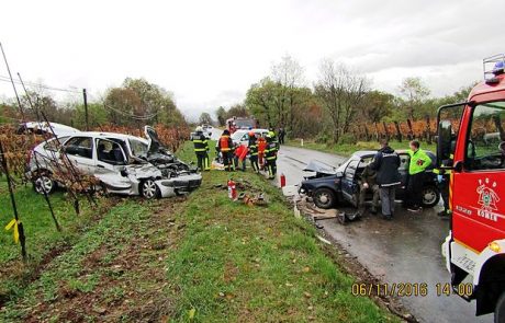 Zapeljal na nasprotno stran in čelno trčil v avto