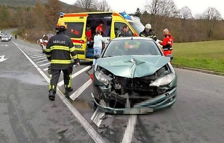 S pločnika stopil pred kombi