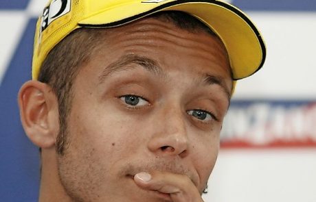 Valentino Rossi tokrat brcnil gospo srednjih let (video)