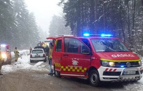 FOTO: Čelno trčenje avtobusa in osebnega vozila ohromilo promet