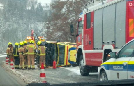 Obilno sneženje največ težav v prometu povzroča na Štajerskem, v hudi nesreči tudi reševalno vozilo