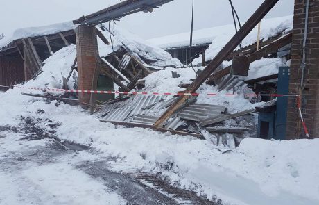 FOTO: Pod težo novozapadlega snega se je zrušila stavba