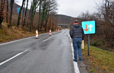 Vleče se kot luknjasta cesta