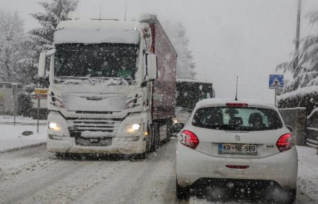 Začelo se je: Sneg na vozišču, zdrsi tovornih vozil. Zapadlo ga bo še do 35 cm