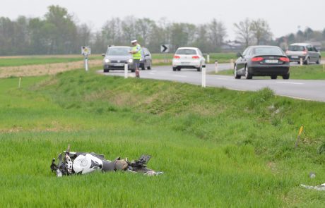 74-letni motorist huje poškodovan