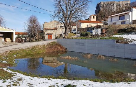 Namesto kamna kal na Socerbu obdaja beton