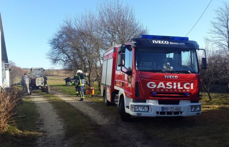 Gasilci iz hleva evakuirali tri krave, enajst teličkov in šest prašičev