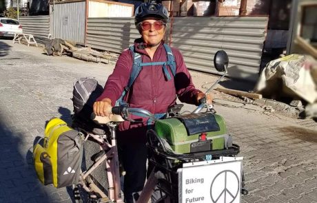 Babica gre na jug: 72-letna Švedinja se je s kolesom odpravila na pot v Egipt