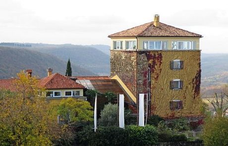 Na občinski seji za zdaj ni točke o nakupu stolpa v Glemu