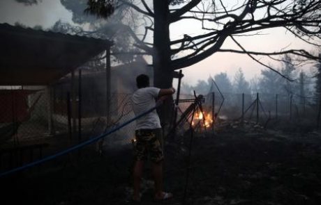 (FOTO) Več tisoč ljudi beži pred požarom v Grčiji; opozorila preko televizij in radiev