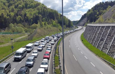 Na hrvaških cestah 47 kilometrov zastojev, v Splitu na trajekt čaka 35.000 ljudi