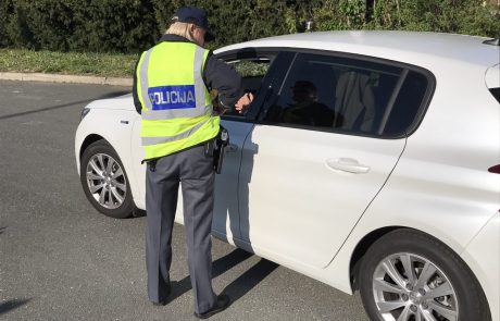 Enemu policisti zasegli vozilo, drugi pa se je zaletel