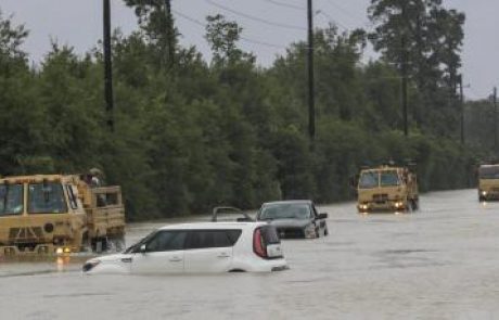 (FOTO) Zaradi tatvin v poplavljenem Houstonu razglasili policijsko uro